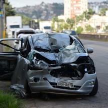 BH: adolescente fica gravemente ferida em batida entre carro e caminhão