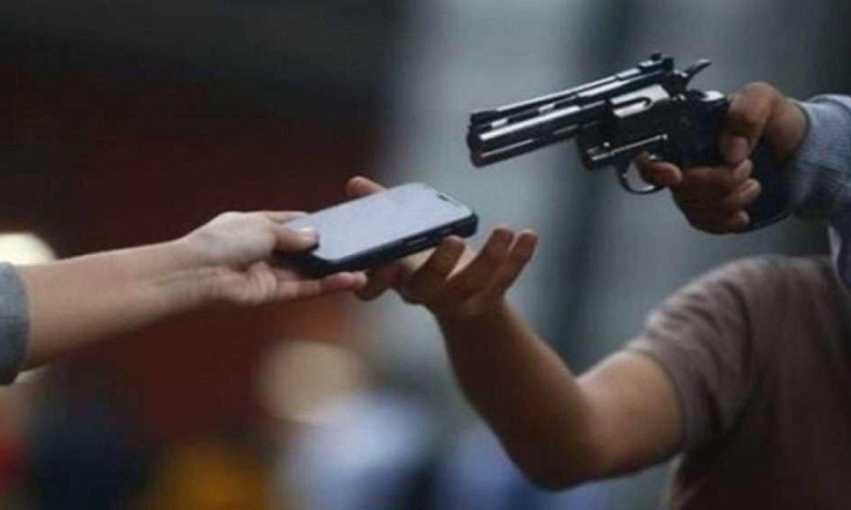Em mÃ?©dia, 114 celulares roubados ou furtados por hora no Brasil, sÃ?£o cerca de dois aparelhos a cada minuto. Bahia e Rio de Janeiro puxaram a alta nesse tipo de crime - (crédito: Freepik) Em mÃ?©dia, 114 celulares roubados ou furtados por hora no Brasil, sÃ?£o cerca de dois aparelhos a cada minuto. Bahia e Rio de Janeiro puxaram a alta nesse tipo de crime - (crédito: Freepik)