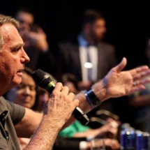 Bolsonaro ironiza PEC contra escala 6x1: 'Que tal R$ 10 mil de salário?' - Beto Barata/PL