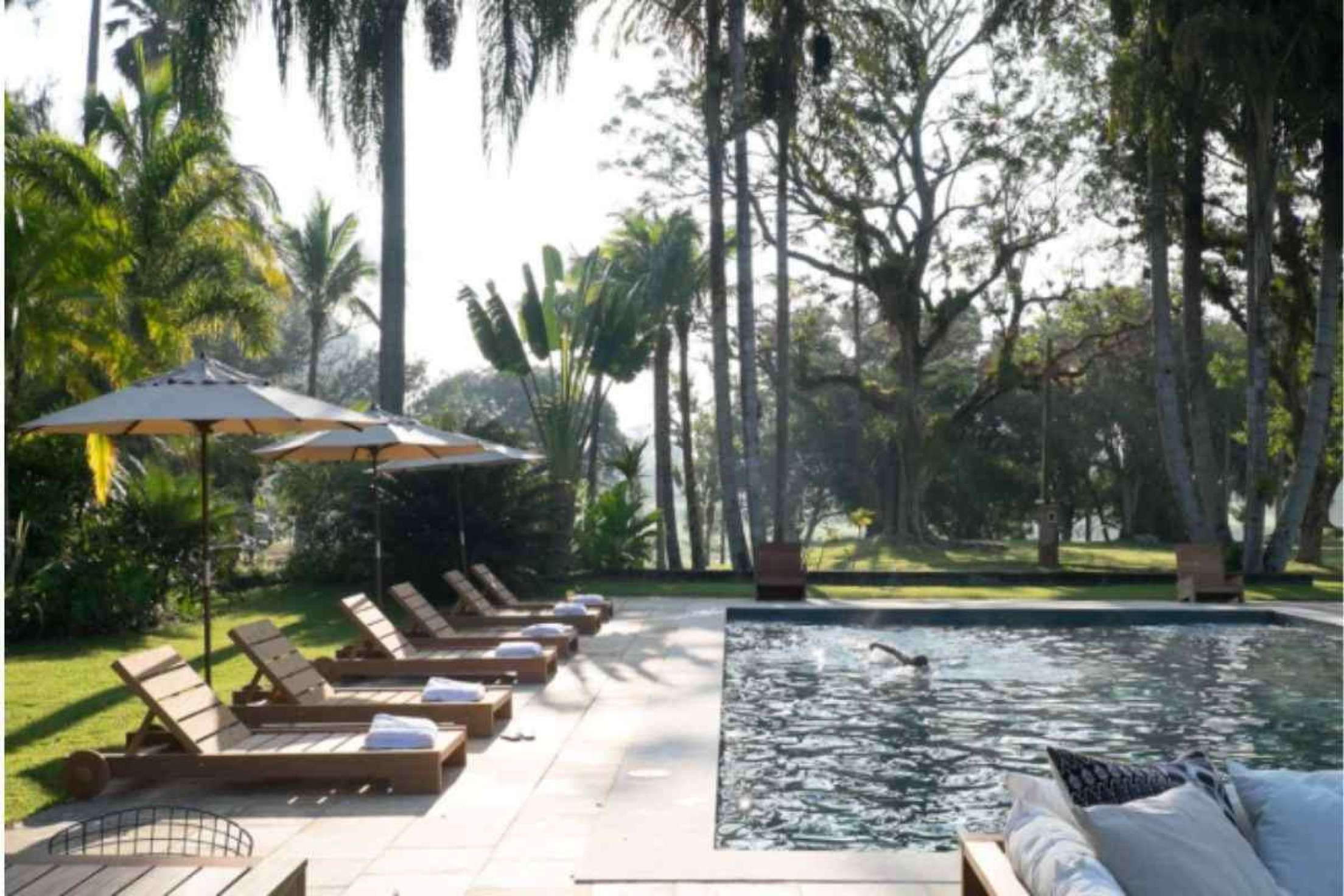 Piscina e espreguiçadeiras 