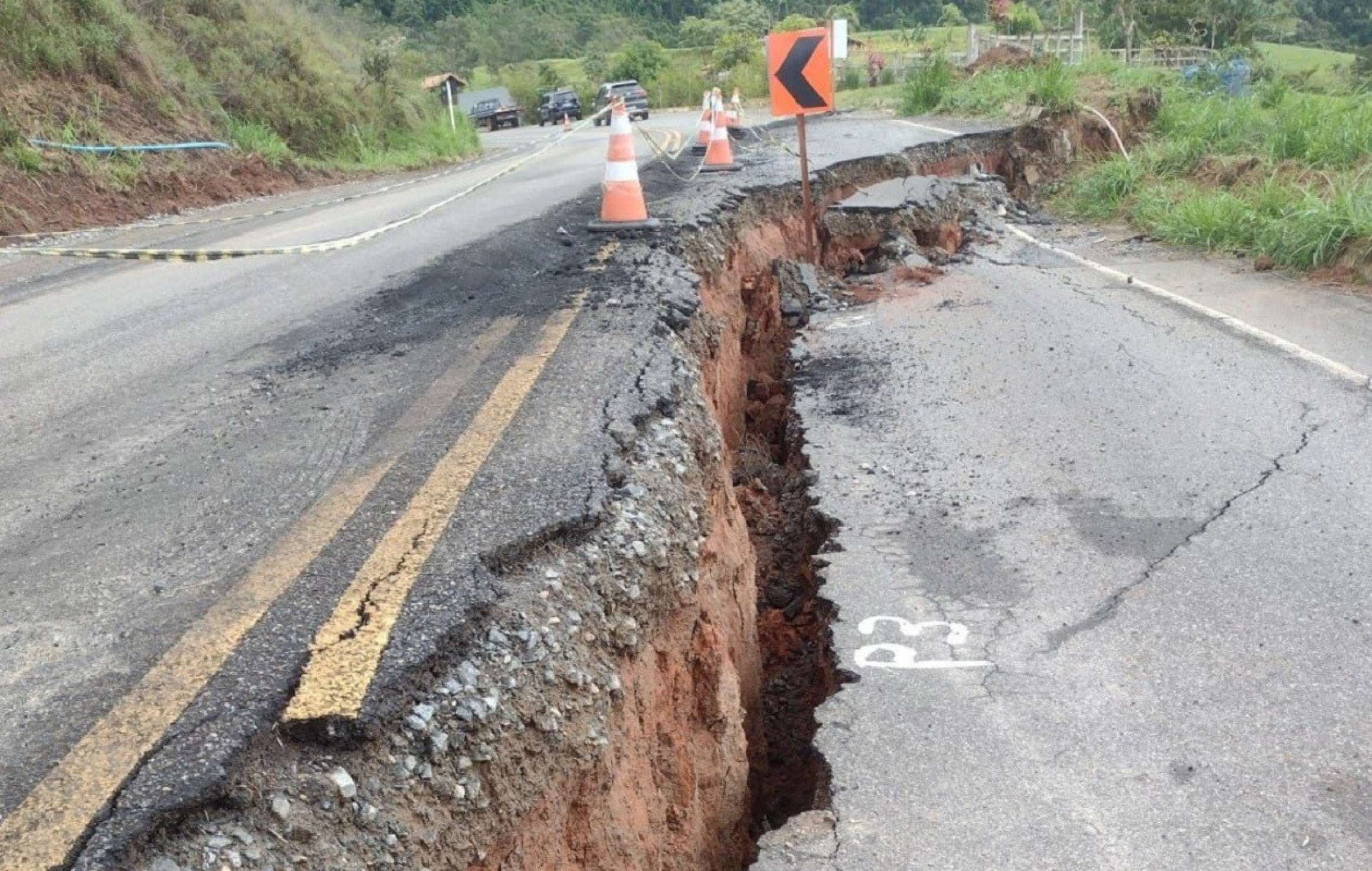 Cratera impede trânsito de veículos pesados na MGC-383