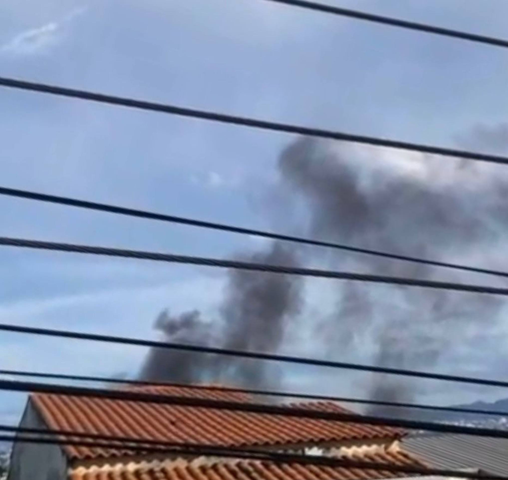 BH: casa pega fogo, e incêndio ameaça imóveis vizinhos