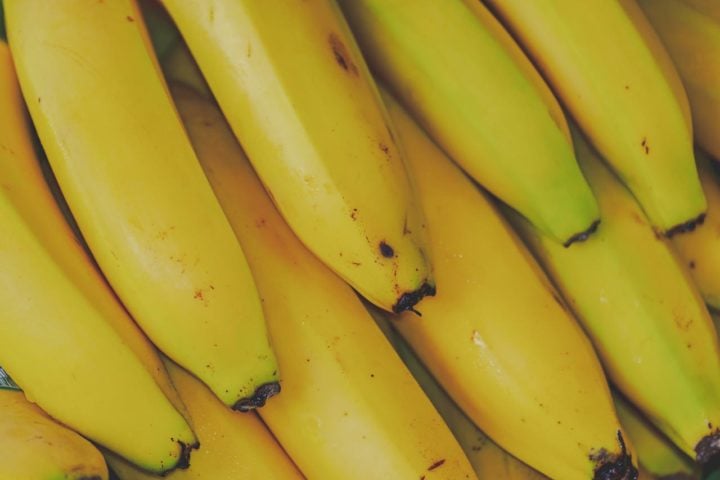 Romeu Zema grava vídeo comendo banana com casca; consumo faz mal?  