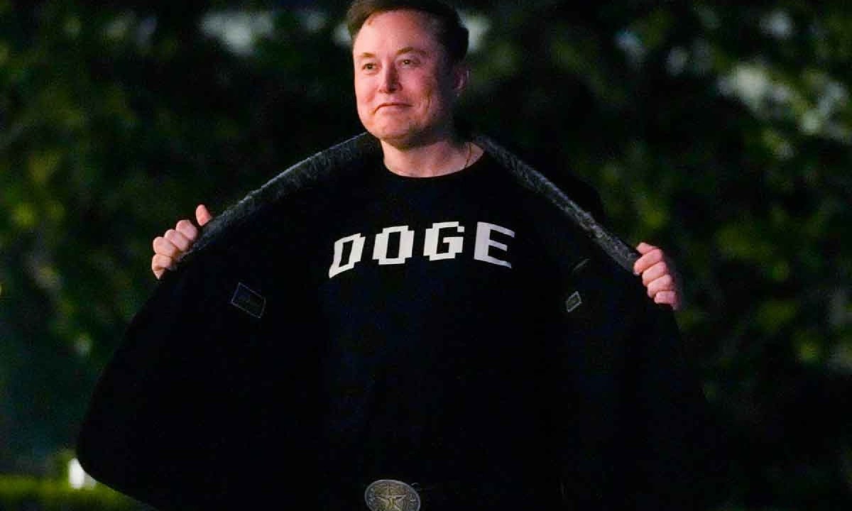 O empresário Elon Musk, o homem mais rico do mundo, é um ícone do tempo do excesso, do fortalecimento do ego, da acumulação
- (crédito: Oliver Contreras / AFP) O empresário Elon Musk, o homem mais rico do mundo, é um ícone do tempo do excesso, do fortalecimento do ego, da acumulação
- (crédito: Oliver Contreras / AFP)