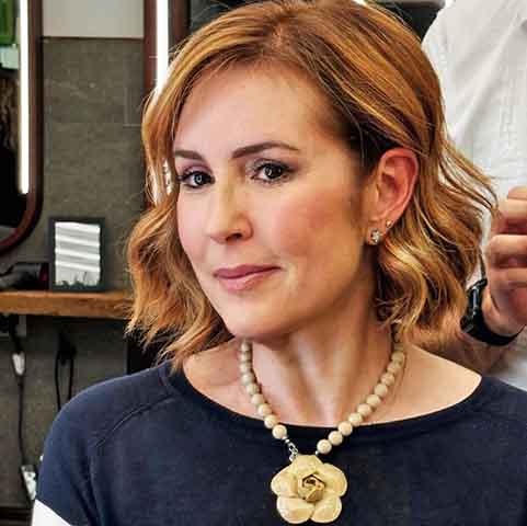 A jornalista Renata Capucci revelou em 2022 que foi diagnosticada com Parkinson aos 45 anos. Ela percebeu os primeiros sintomas enquanto participava do programa 