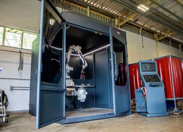 Impressora 3D metálica tem capacidade para fazer peças de até 750 quilos -  (crédito: Amanda Koide/Divulgação)