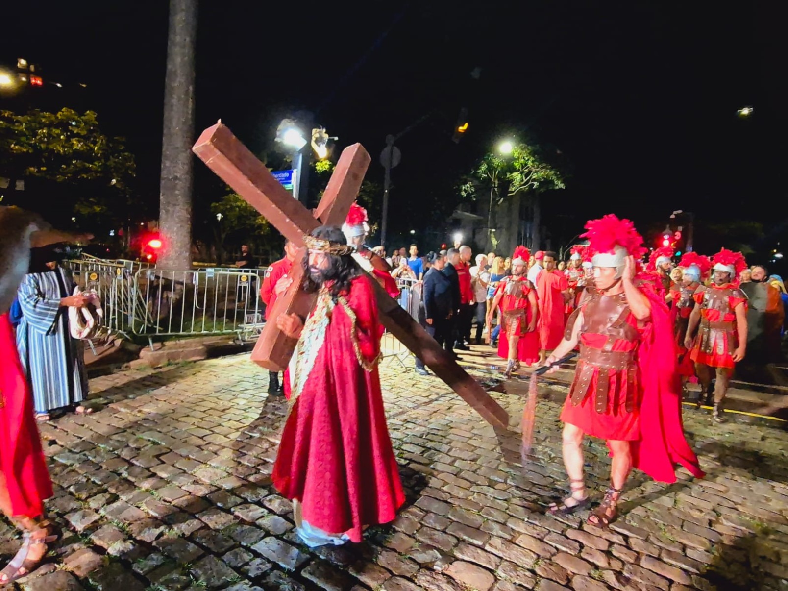 Encenação da Paixão de Cristo emociona fiéis na Praça da Liberdade-Jair Amaral/EM/DA. Press