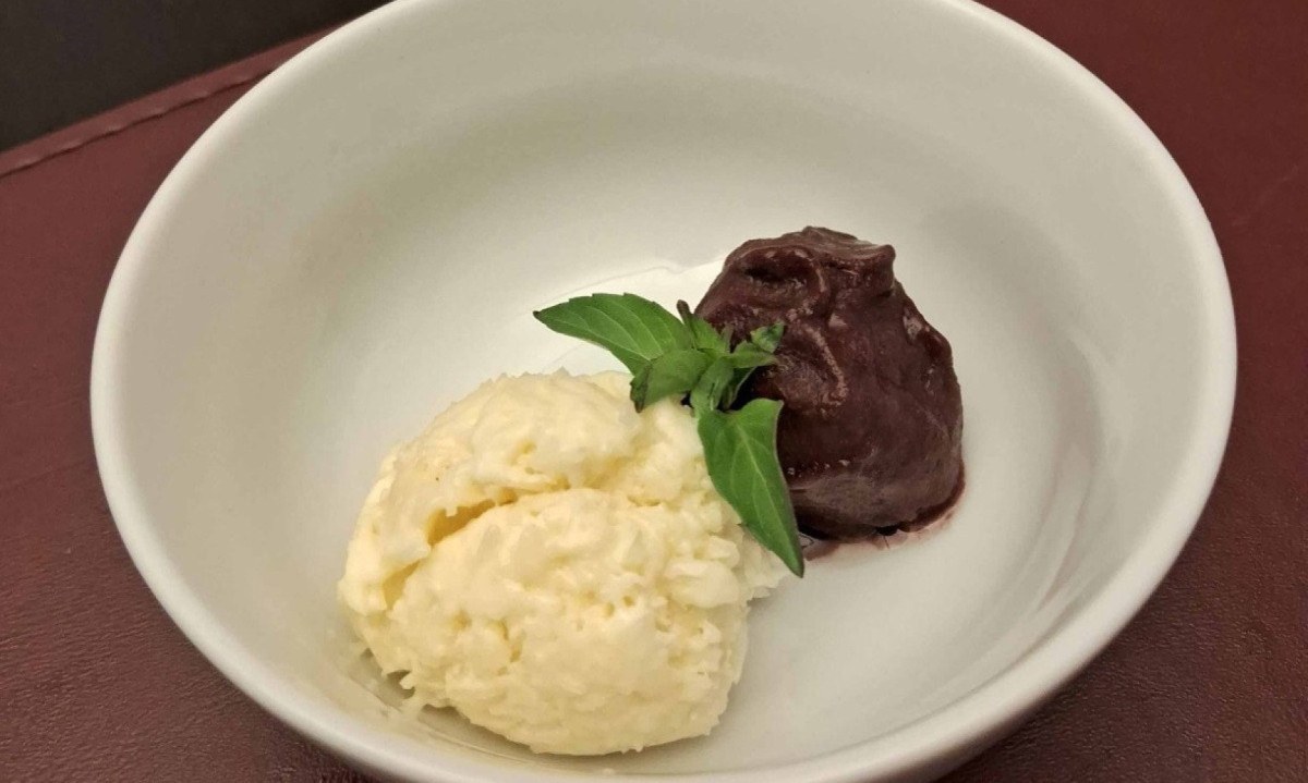 Uma das opções de sobremesa no Vino! Cidade Nova é o sorvete caseiro de coco fresco com açaí