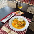 Tem azeite de dendê na moqueca de tilápia do Bordô Gastro Vino, servida com arroz branco e farofa
