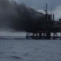 Incêndio atinge plataforma da Petrobras, e funcionários ficam feridos