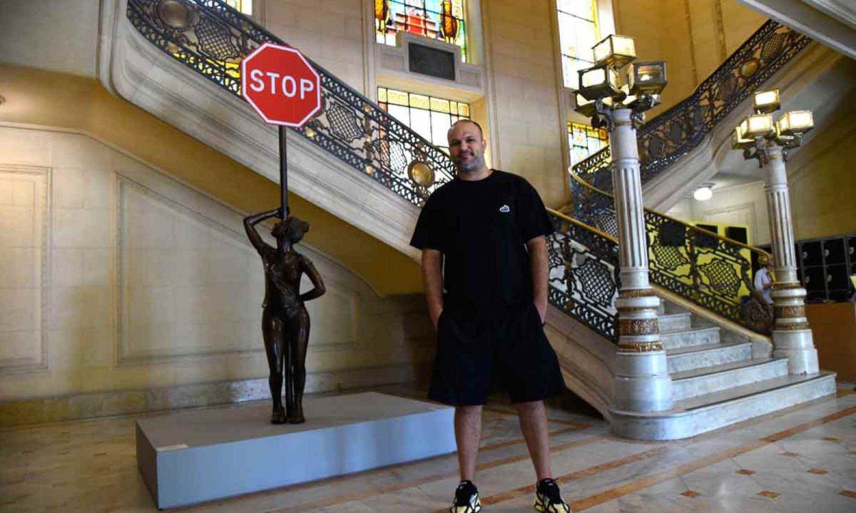 Obras do escultor Flávio Cerqueira conquistam o público no CCBB-BH
- (crédito: Gladyston Rodrigues/EM/D.A) Obras do escultor Flávio Cerqueira conquistam o público no CCBB-BH
- (crédito: Gladyston Rodrigues/EM/D.A)