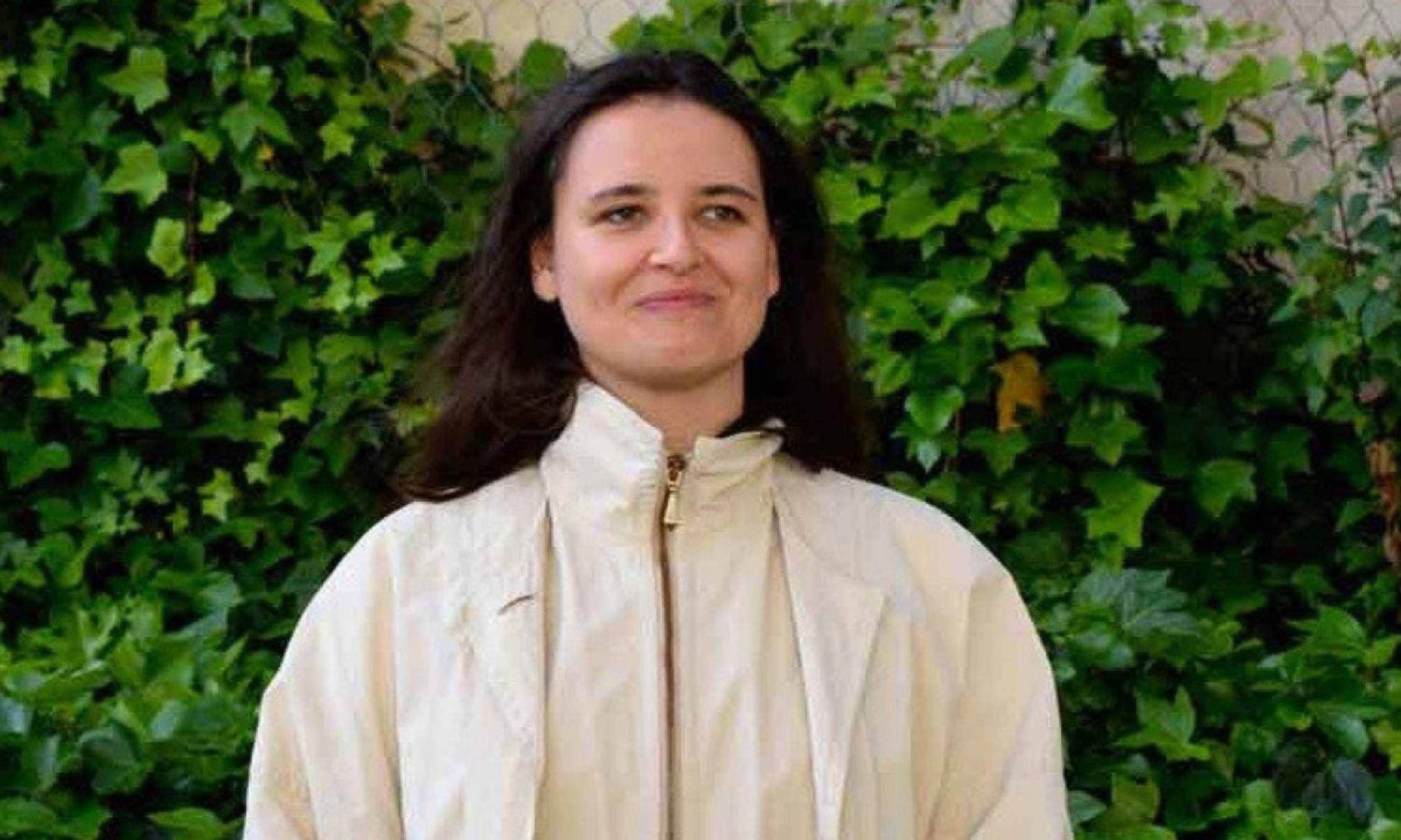 Escritora portuguesa Ana Isabel Milhanas olha para o lado e sorri