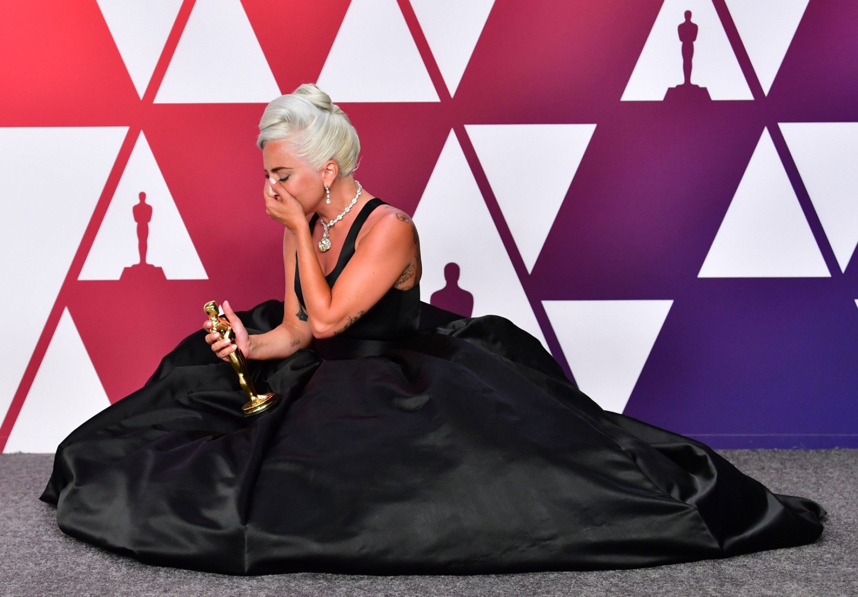 No Oscar 2019, Lady Gaga vestiu pretinho chic da grife Alexander McQueen, um de seus estilistas preferidos e autor de vários looks da estrela. Ela disse ter feito a canção 'Fashion of his love' para o britânico, que se matou em 2010, aos 40 anos. Naquela noite, levou a estatueta de Melhor Canção Original por 'Shallow', do filme 'Nasce uma estrela'. Detalhe: o colar de diamante amarelo da Tiffany & Co enfeitou o famoso pescoço de Audrey Hepburn nas fotos de divulgação do filme 'Bonequinha de luxo' (1957).

-Frederick J. Brown/AFP