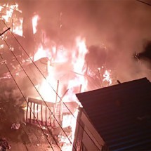 Incêndio mata uma pessoa e destrói barracos em Juiz de Fora