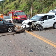 Batida entre dois carros na BR-040 deixa 4 feridos em Lafaiete