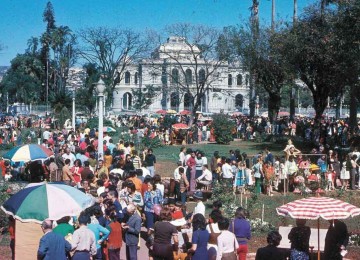 Praça da Liberdade, com suas feiras e guarda-sóis, era ponto de encontro de amigos
 -  (crédito: Arquivo EM)