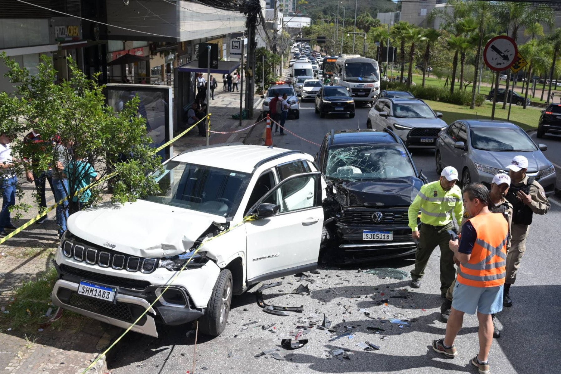 O acidente envolveu quatro carros e deixou uma idosa ferida 
-crédito: Leandro Couri/EM/D.A