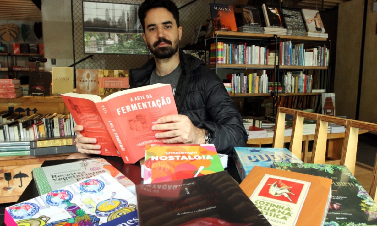 O livreiro Victor Velloso, da Livraria da Rua, conta que a intenção é que a loja tenha uma diversidade de títulos e assuntos