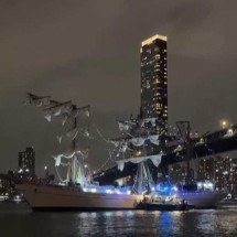 Navio do México bate em ponte do Brooklyn e deixa mortos em Nova York - BBC News/Reprodução 