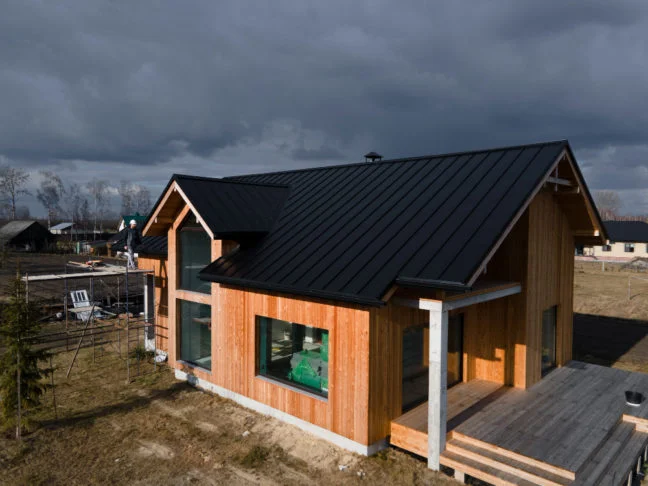 Devido ao alto custo para adquirir um imóvel novo, muitas pessoas nos EUA estão optando por casas pré-fabricadas, que são mais econômicas e sustentáveis. -  (crédito: freepik )
