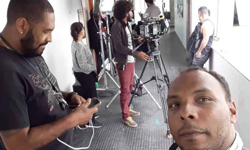 Selfie do ator com equipe de gravação ao fundo -  (crédito: Divulgação)